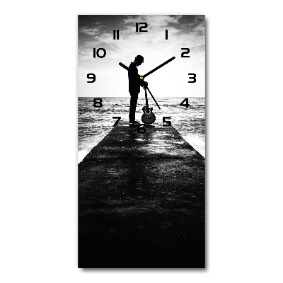 Moderne wanduhr Gitarrist auf dem Pier