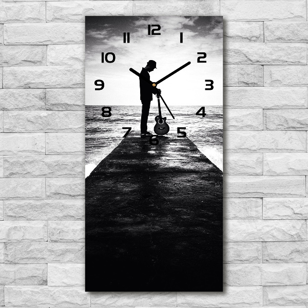 Moderne wanduhr Gitarrist auf dem Pier