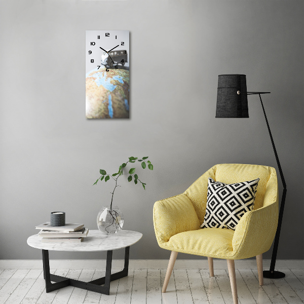 Wanduhr Van auf einem Globus