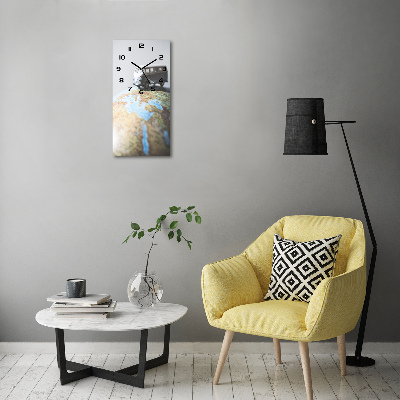 Wanduhr Van auf einem Globus