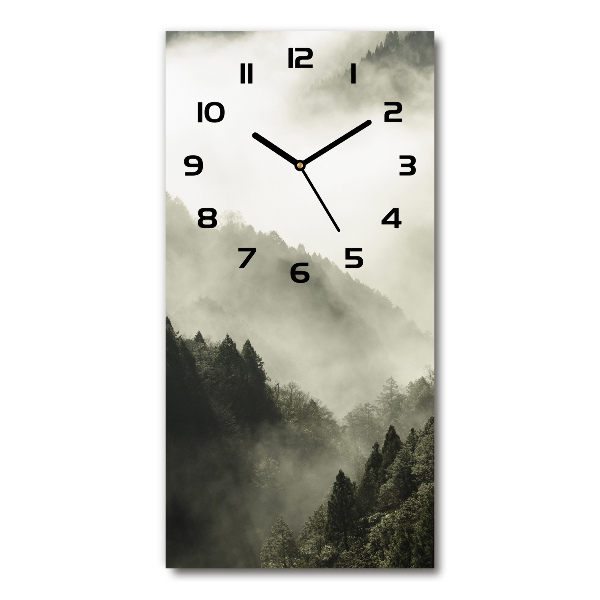 Moderne wanduhr Nebel über dem Wald