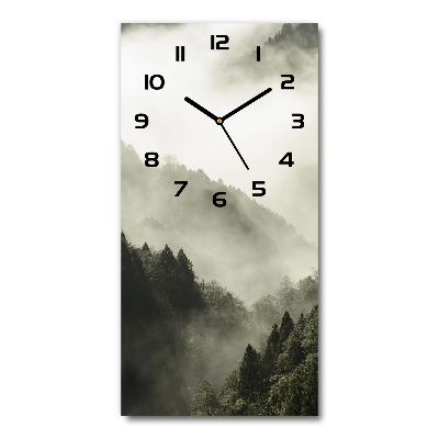 Moderne wanduhr Nebel über dem Wald