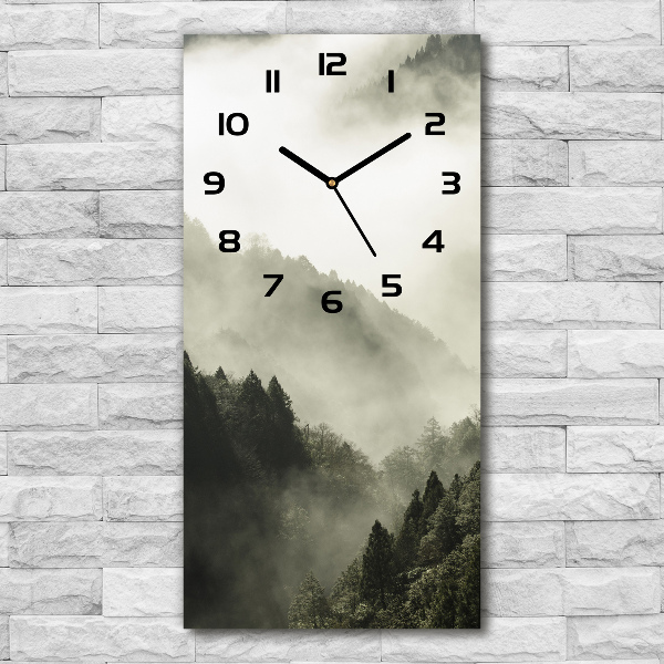 Moderne wanduhr Nebel über dem Wald
