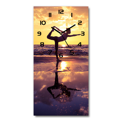 Moderne wanduhr Yoga am Strand
