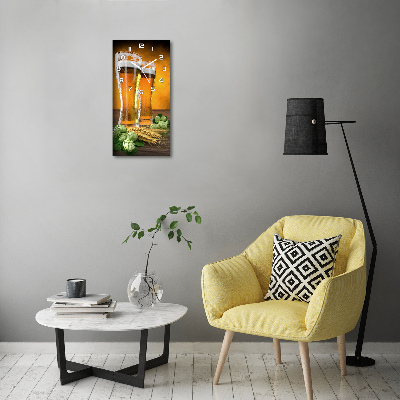 Vertikale Uhr Zwei Gläser Bier