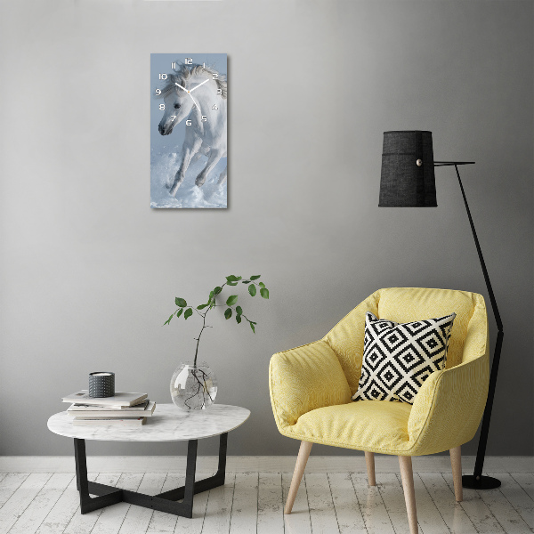 Vertikale Uhr Ein weißes Pferd im Galopp
