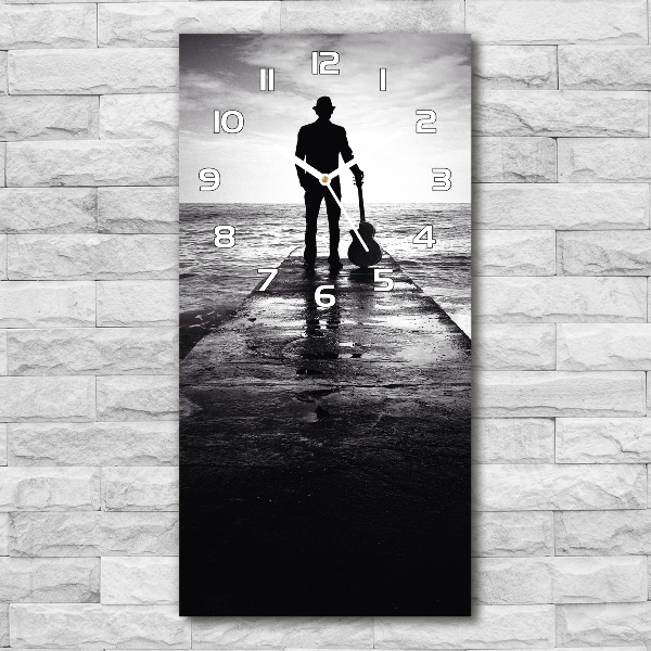 Vertikale Uhr Gitarrist auf dem Pier