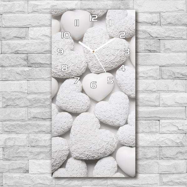 Vertikale Uhr Weißer Herz-Hintergrund
