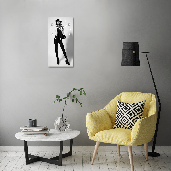 Wanduhr aus glas Frau in Schwarz