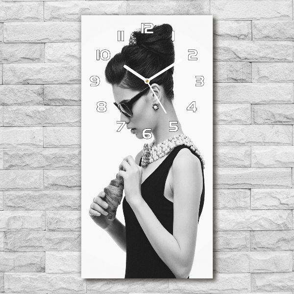 Vertikale Uhr Frau mit Brille