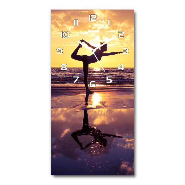Wanduhr aus glas Yoga am Strand