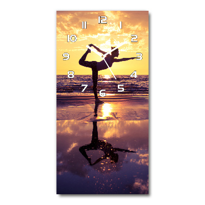 Wanduhr aus glas Yoga am Strand