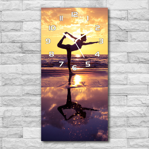 Wanduhr aus glas Yoga am Strand