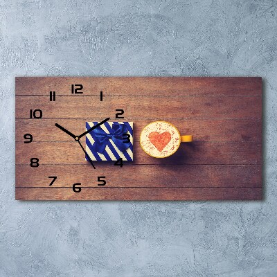 Horizontale Uhr Kaffee und ein Geschenk