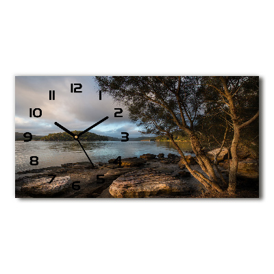 Glasuhr Ein Baum am Fluss