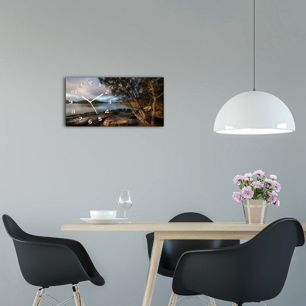 Glasuhr Ein Baum am Fluss