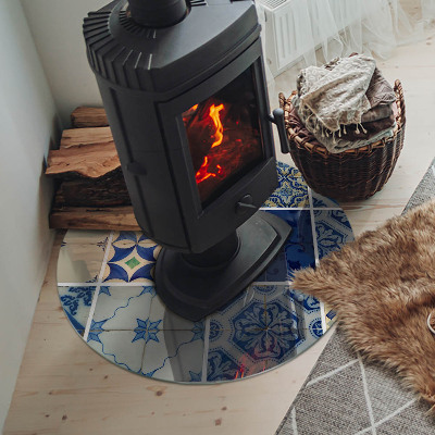 Runde Glasplatte für Kaminofen Keramische Muster im Hintergrund