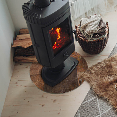 Runde Glasbodenplatte Kamin Rostmuster im Hintergrund