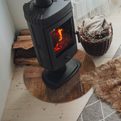 Runde Glasbodenplatte Kamin Rostmuster im Hintergrund