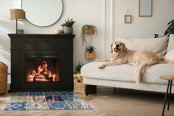 Rechteckige Glasplatte für Kaminofen Keramische Muster im Hintergrund