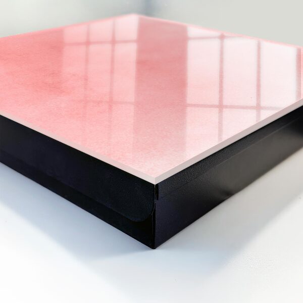 Schlüsselbox für die Wand mit rosa Hintergrund