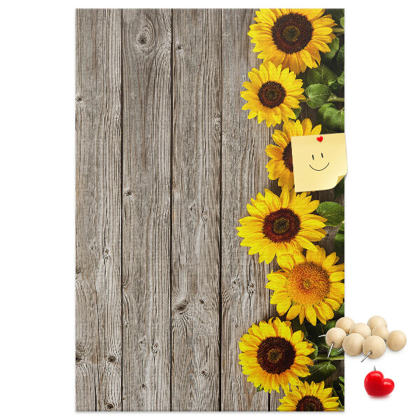 Kork-Pinnwand mit Sonnenblumen auf Holzbrett-Hintergrund