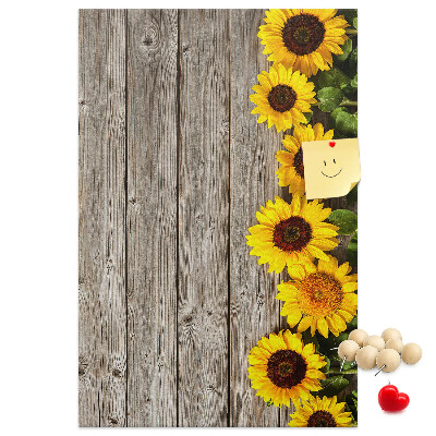 Kork-Pinnwand mit Sonnenblumen auf Holzbrett-Hintergrund