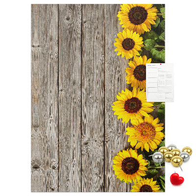 Kork-Pinnwand mit Sonnenblumen auf Holzbrett-Hintergrund