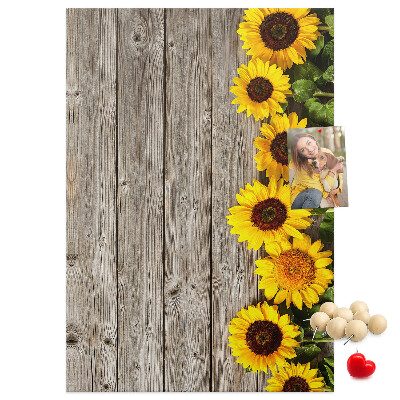 Kork-Pinnwand mit Sonnenblumen auf Holzbrett-Hintergrund