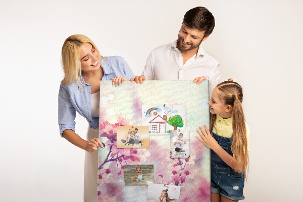 Bedruckte Korkplatte mit floralen Akzenten in zarten Farbtönen