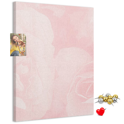 Pinnwand mit Motiv von zarten rosa Rosen im Hintergrund