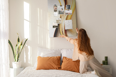 Kork-Pinnwand mit eleganten goldenen Wellen auf hellem Hintergrund