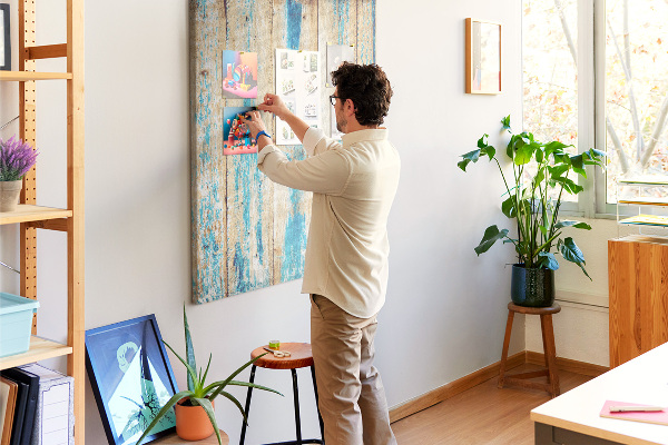 Bedruckte Korkplatte mit Motiv alter Holzvertäfelung in Blau
