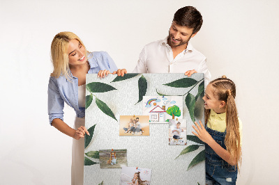 Kork-Pinnwand mit Motiv grüne Blätter auf hellem Hintergrund