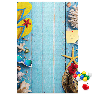 Pinnwand Sommeraccessoires auf blauem Holzgrund