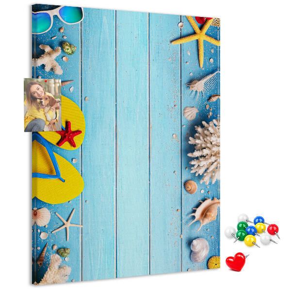 Kork-Pinnwand mit sommerlichem Strandmotiv auf blauem Hintergrund