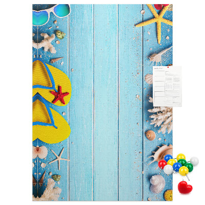 Kork-Pinnwand mit sommerlichem Strandmotiv auf blauem Hintergrund