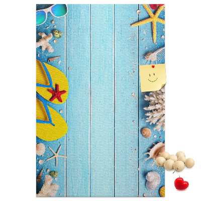 Kork-Pinnwand mit sommerlichem Strandmotiv auf blauem Hintergrund