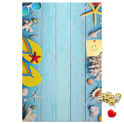 Kork-Pinnwand mit sommerlichem Strandmotiv auf blauem Hintergrund