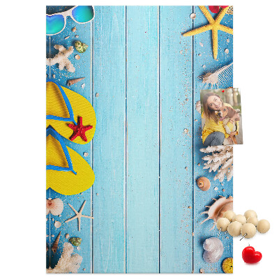 Kork-Pinnwand mit sommerlichem Strandmotiv auf blauem Hintergrund