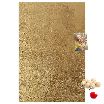 Kork-Pinnwand mit Goldpapier und farbigen Stecknadeln