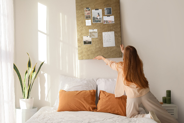 Kork-Pinnwand mit Goldpapier und farbigen Stecknadeln
