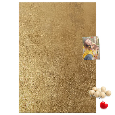 Kork-Pinnwand mit Goldpapier und farbigen Stecknadeln