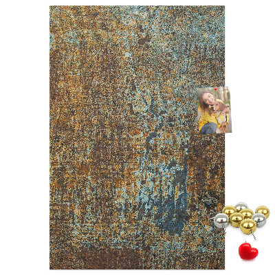 Pinnwand mit rustikaler Textur und blauen Akzenten
