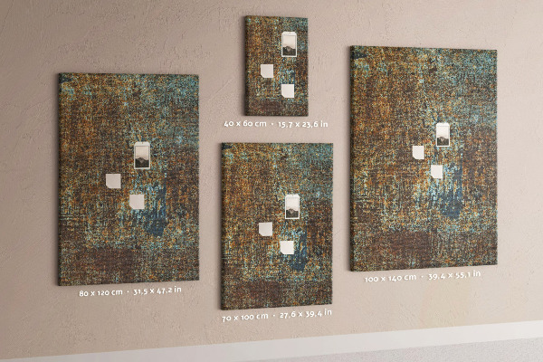 Pinnwand mit rustikaler Textur und blauen Akzenten