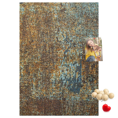 Pinnwand mit rustikaler Textur und blauen Akzenten