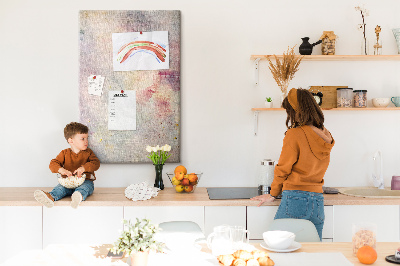 Pinnwand mit zarten Pastellflecken im Hintergrund