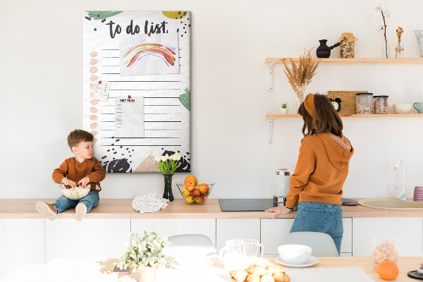 Bedruckte Korkplatte mit bunten Blättern auf To-Do-Listen-Hintergrund