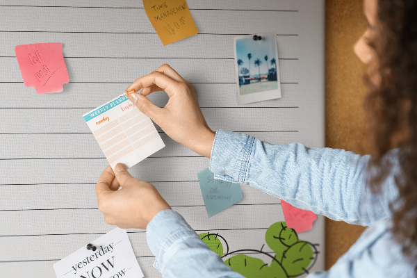 Kork-Pinnwand mit dem Motiv Topfkaktus steht auf der To-Do-Liste