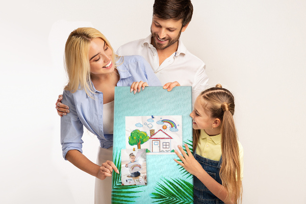Pinnwand mit tropischen Blättern auf blauem Hintergrund